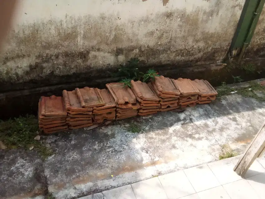 Genteng yang terbuat dari tanah liat.