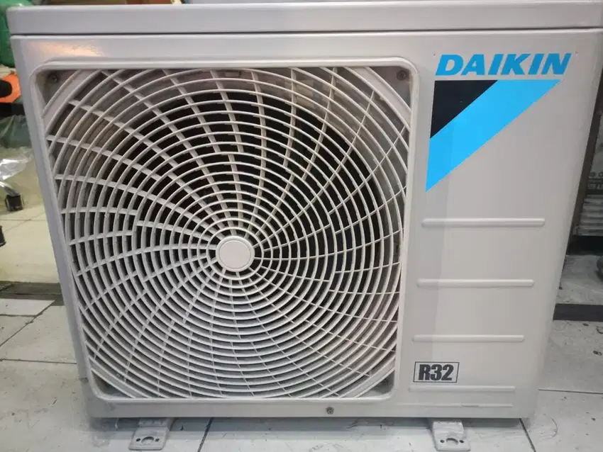 Outdoor Ac Daikin Malaysia 2pk type RV50AXV14 orisinil keadaan 90%