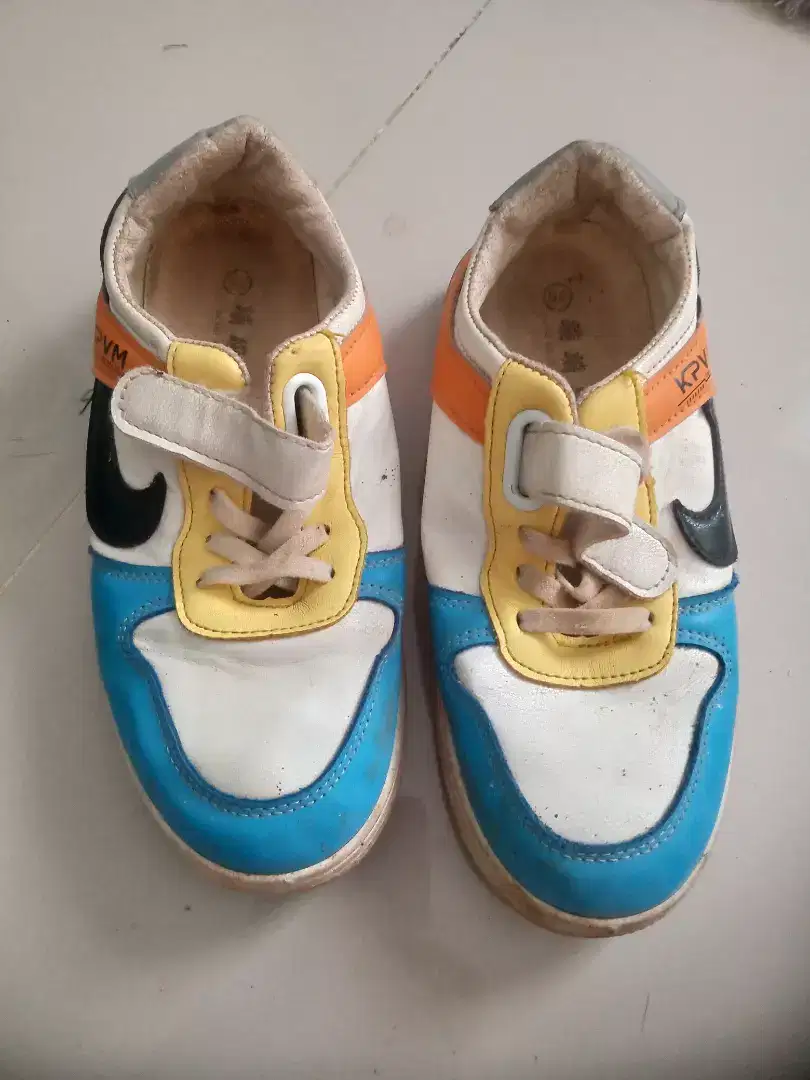 Sepatu anak laki laki