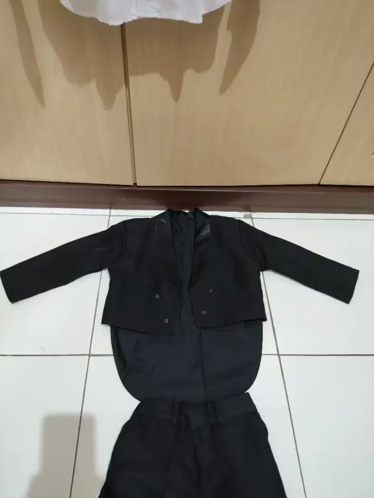 Di jual sepasang Tuxedo anak ukuran 5