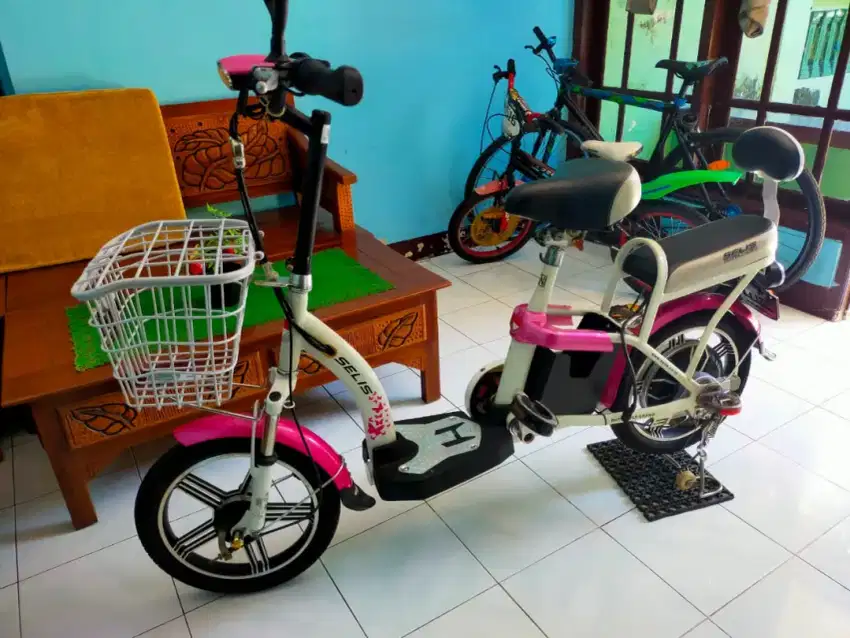 Sepeda Listrik SELIS wrn.Putih Pink tanpa Baterai