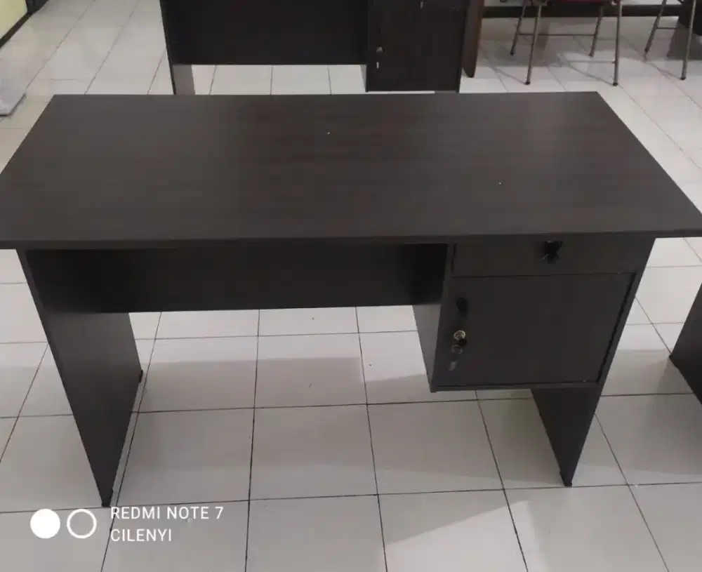 meja komputrer berngey meja kntor