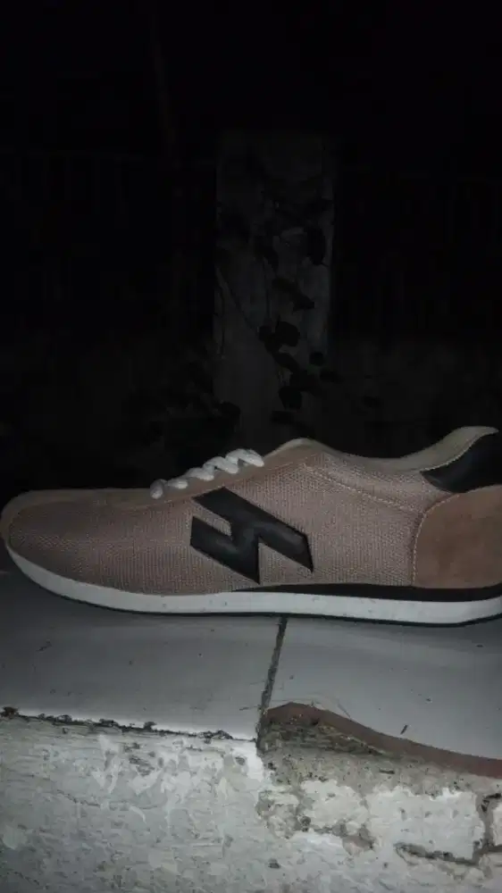 Sepatu baru sekali pakai