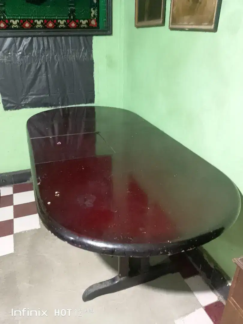 Meja makan kayu