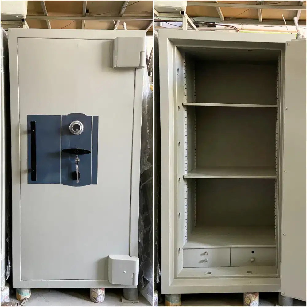 Brankas besar T.180cm merk Da Vinci brankast emas banker