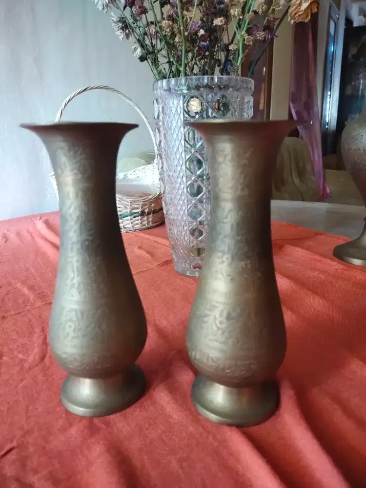 Vas bunga Kuningan antik