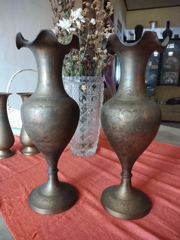 Vas bunga tinggi bahan  kuningan antik