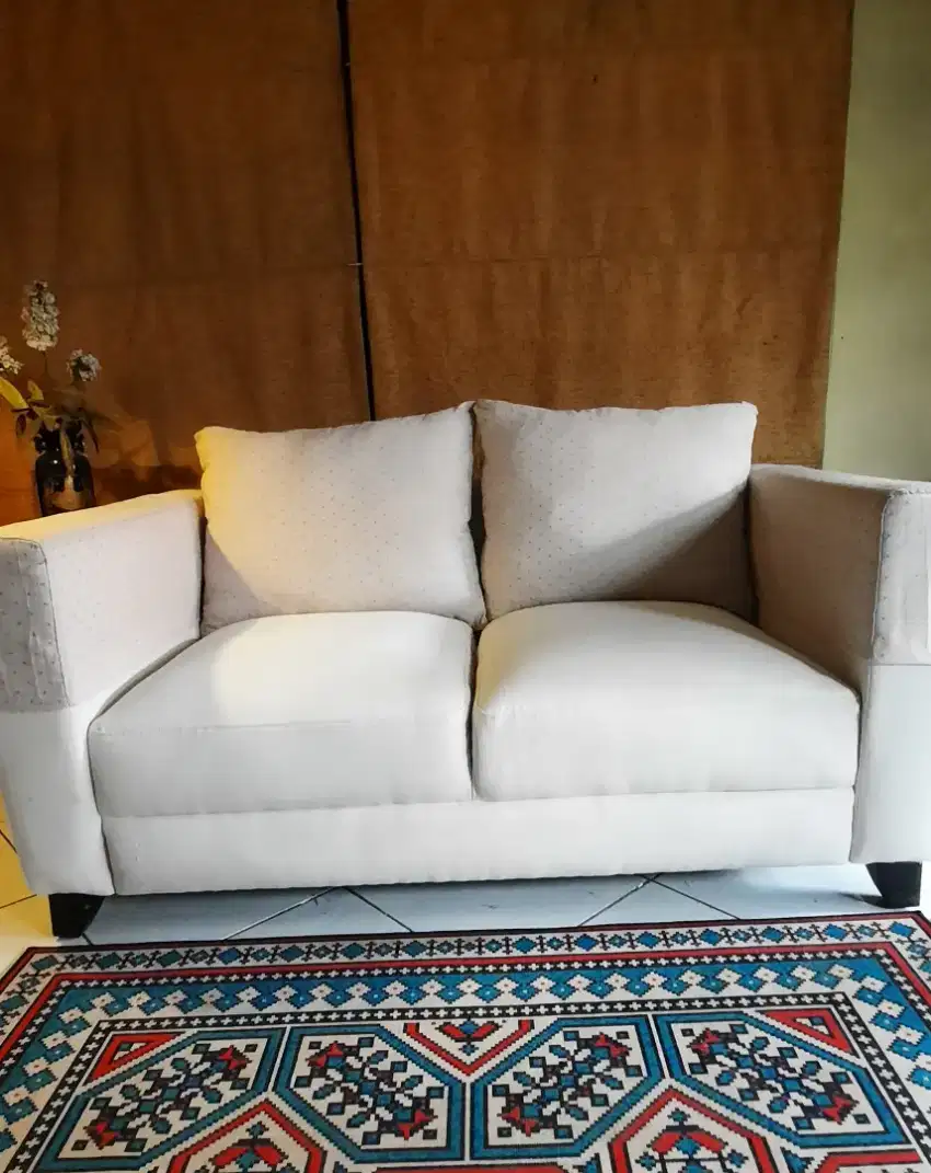 Dijual cepat sofa 2 dudukan kain warna off  white pjng 150 lbr 80
