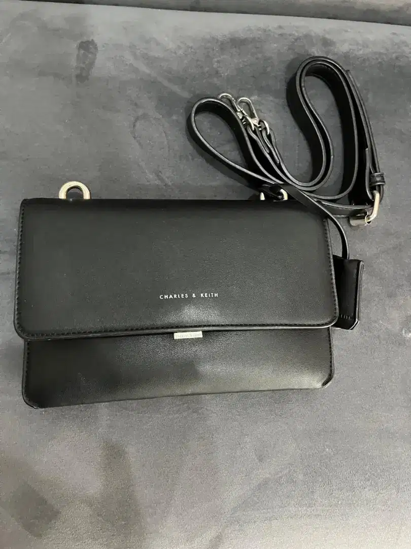 Tas wanita charles and keith