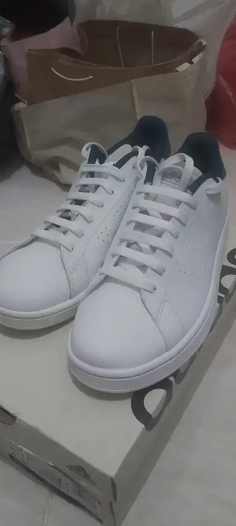 Sepatu Adidas putih