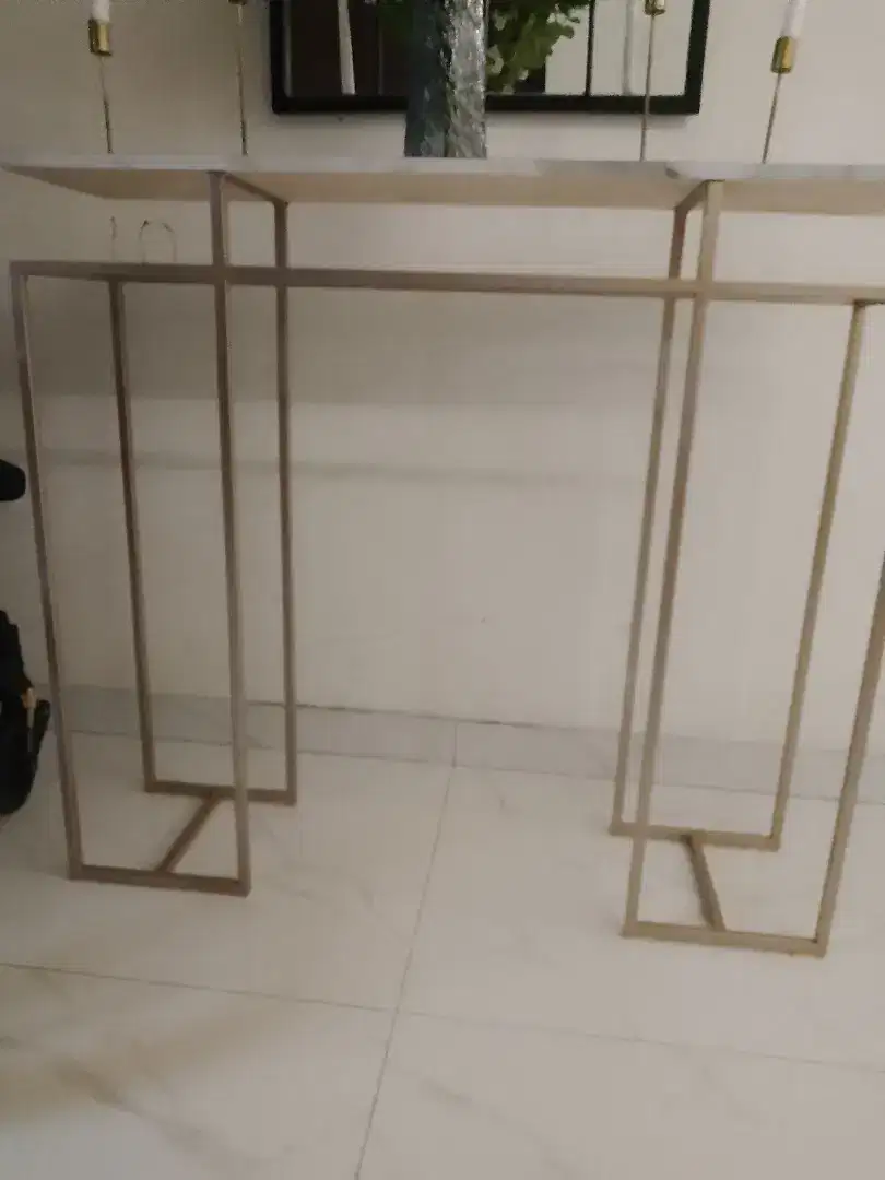 Meja sudut besi,cocok untuk ruang tamu anda