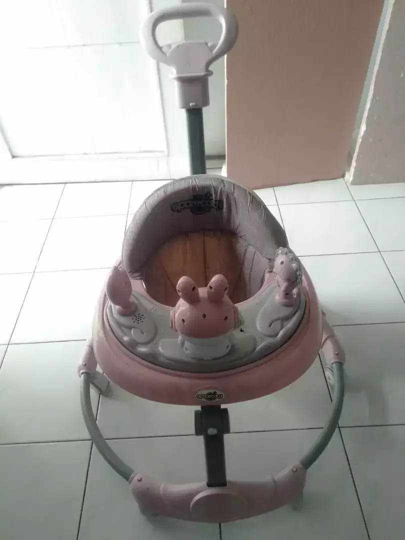 Baby Walker alat bantu berjalan