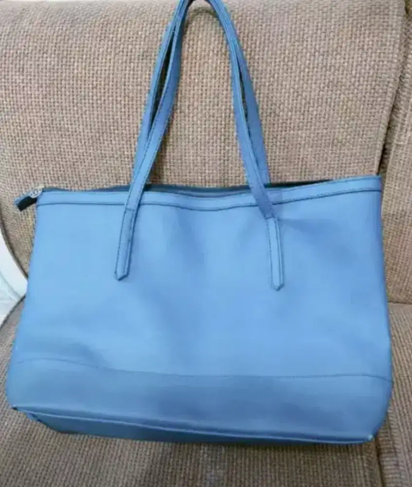Tas Guess biru muda simpel