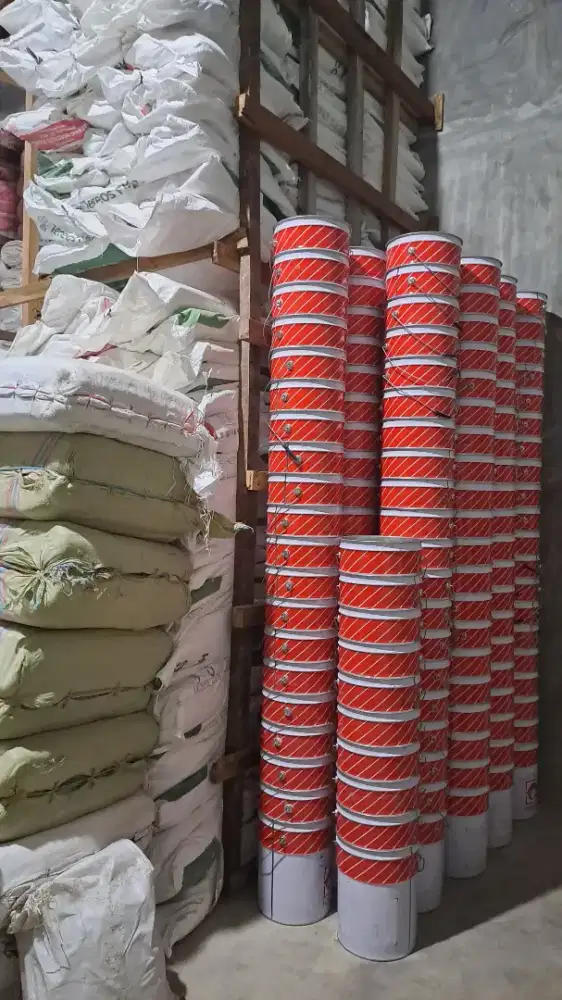 Tong kaleng 25 kg lngkp tutup nya sdh di cuci brsh cntk smua nya .