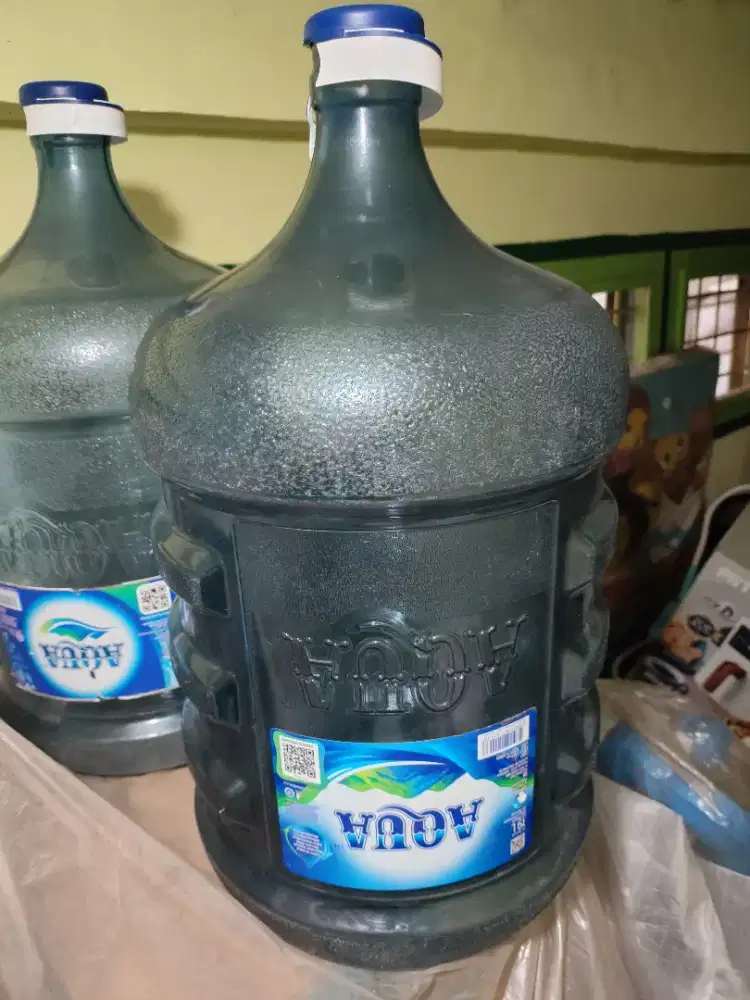 Di jual galon Aqua original.