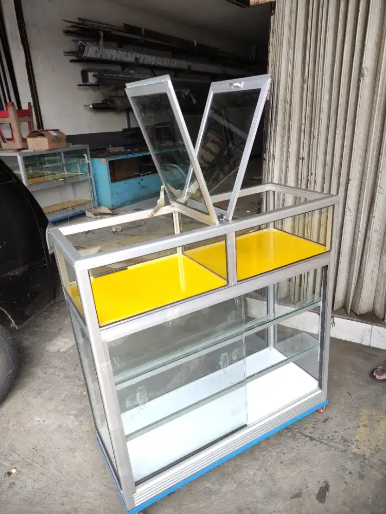 etalase beras 1  meter sudah ada rodanya