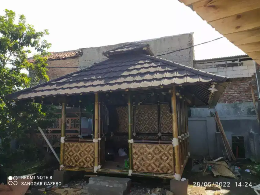 Saung bambu atap genteng metal ukuran 3x3 harga /unit