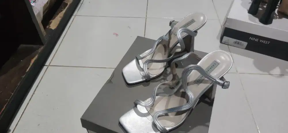 Sepatu original highell merk Charles&Keith ukuran 40