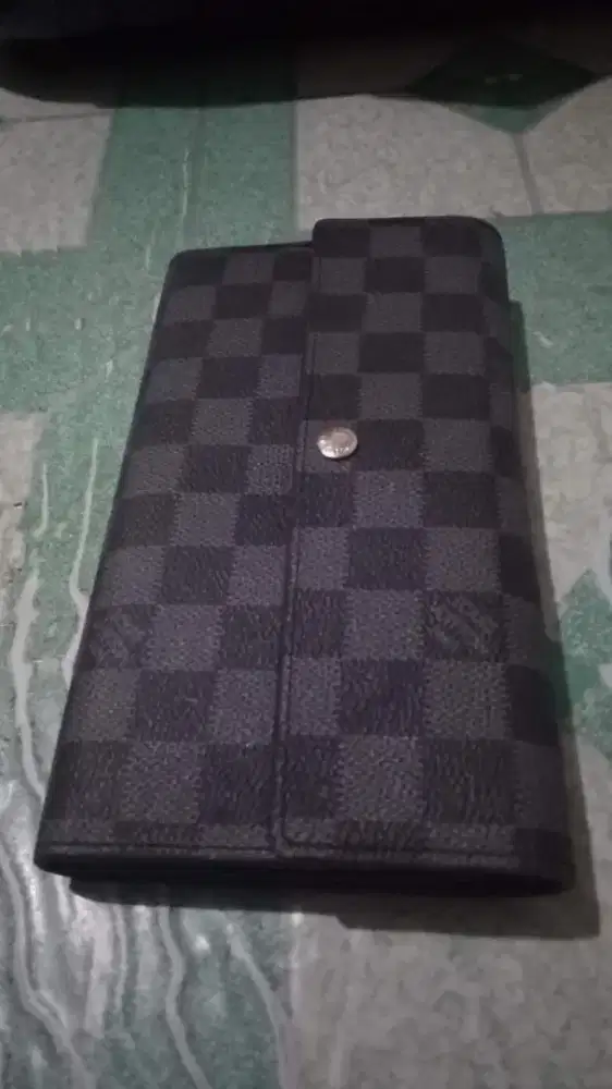 dompet panjang merk Louis Vuitton