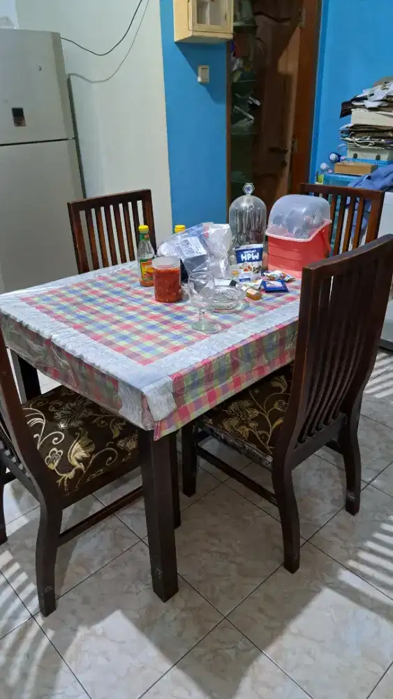 Meja makan segi empat