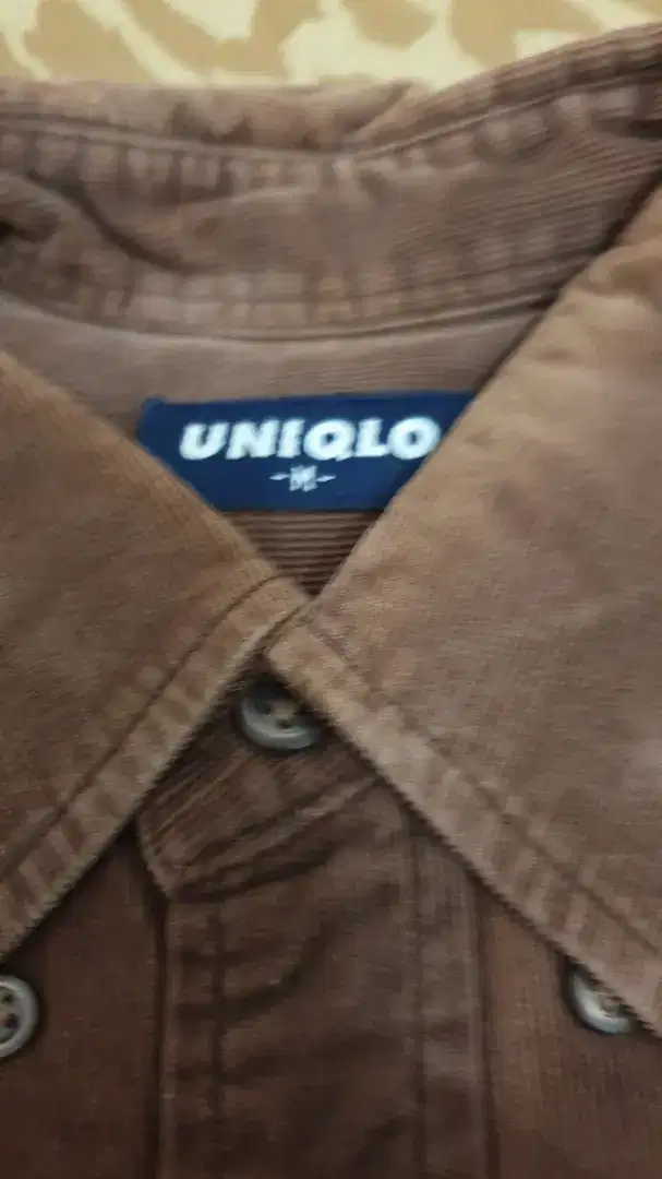 Kemeja corduroy uniqlo