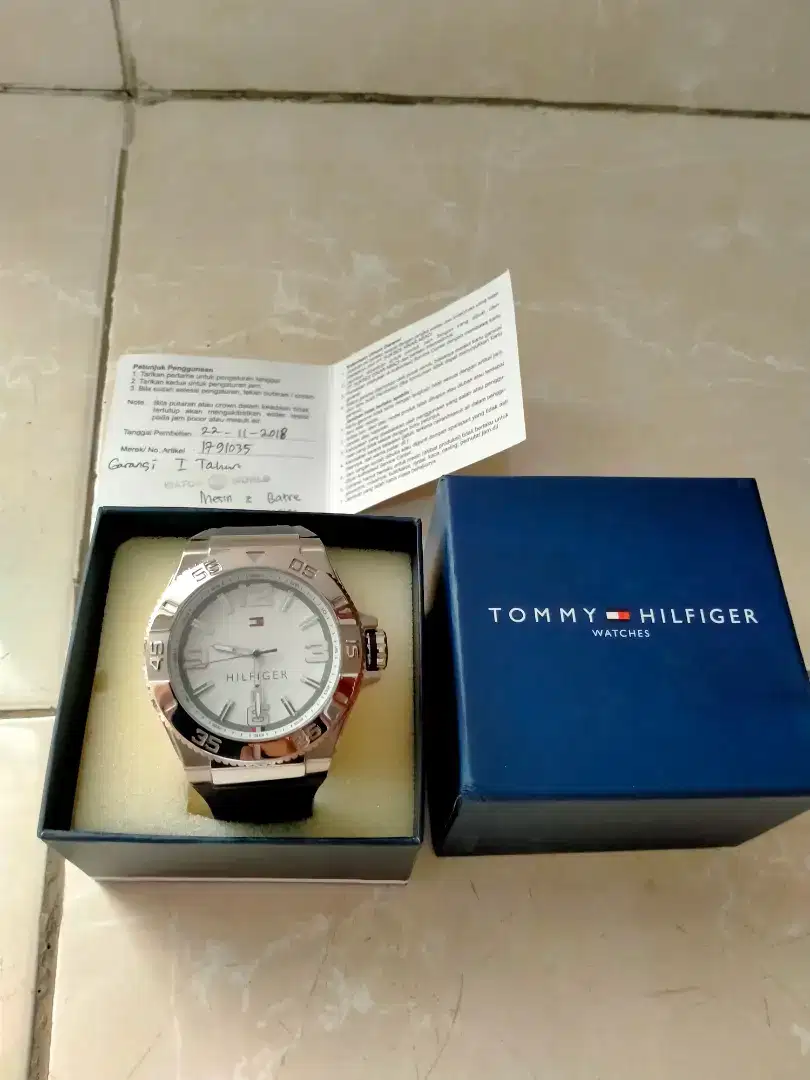 Jam Tangan Pria Tommy Hilfiger Warna Abu Second Masih Mulus