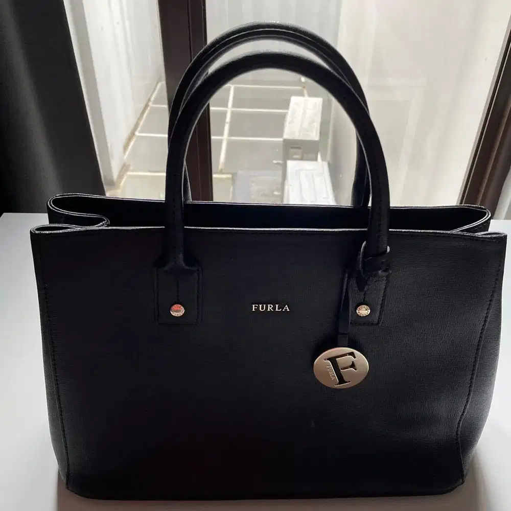 Tas furla wanita hitam