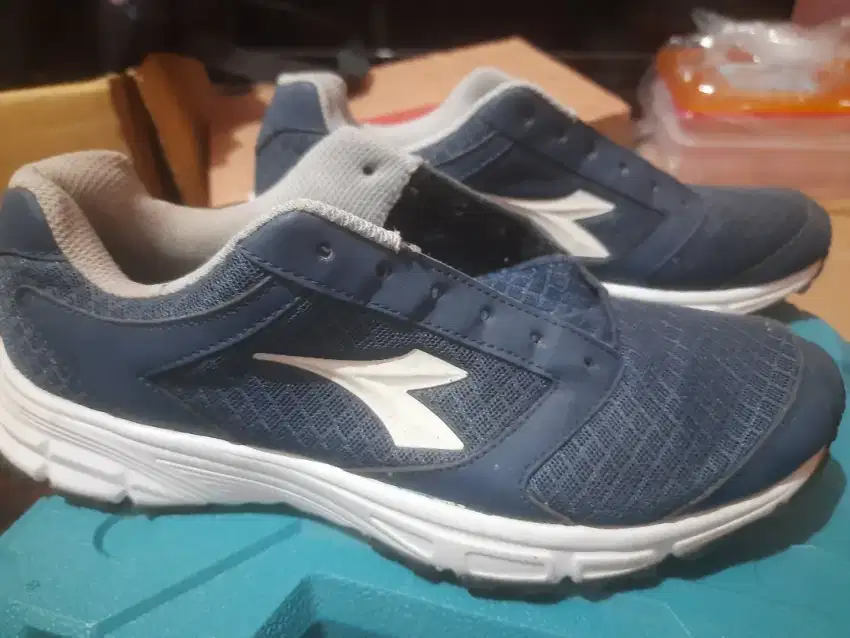 Sepatu diadora ukuran 40