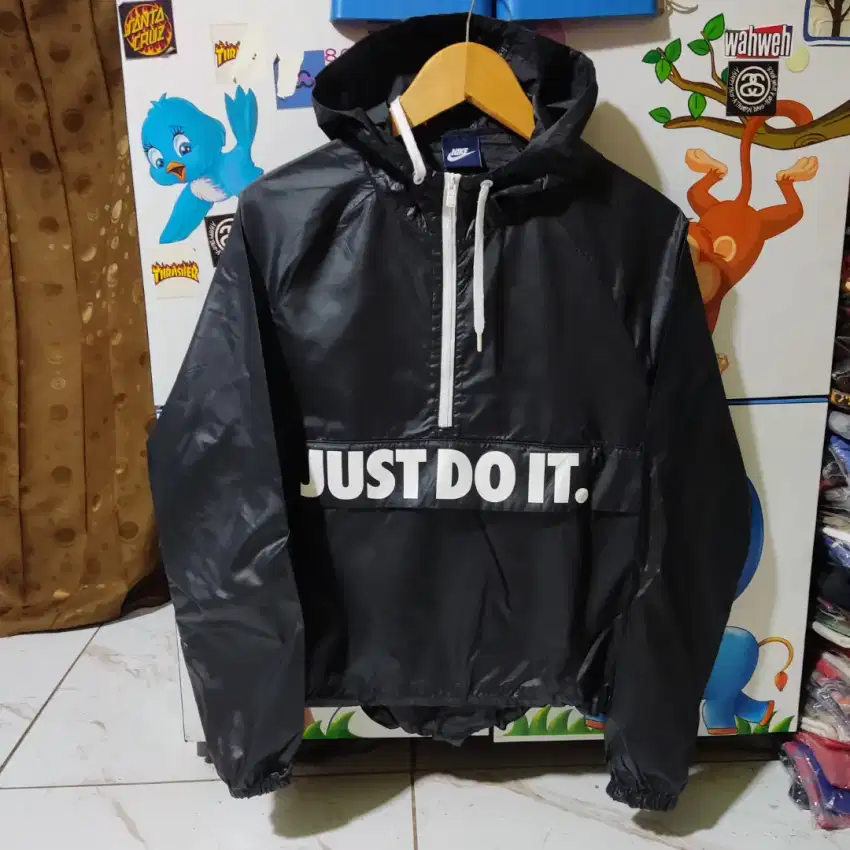 Jaket wanita Nike waterproof colour black