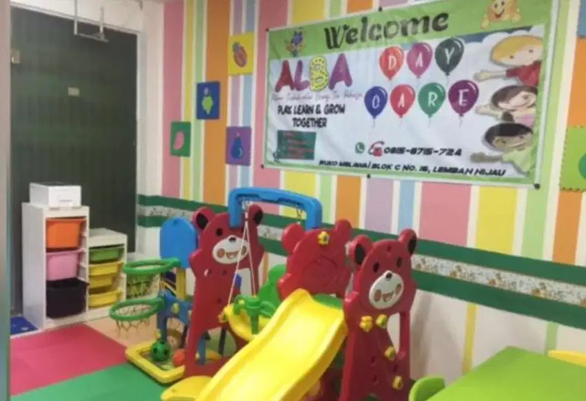 Pengasuh anak di daycare