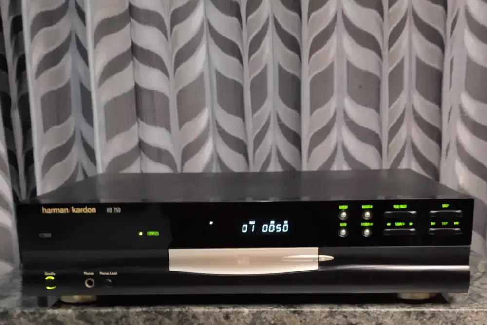 Harman Kardon HD-750 Compact Disc Player (HDCD)