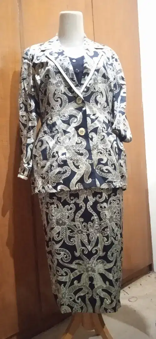 Set batik sutra atasan dan bawahan