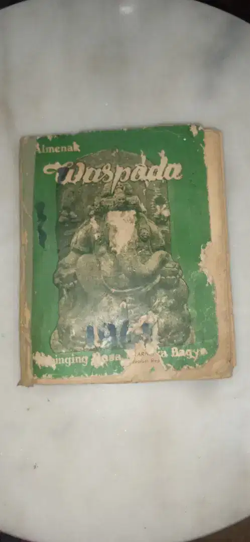 Koleksi buku langka Almenak Waspada th 1964