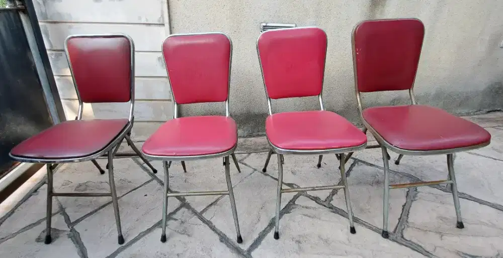 Kursi dengan bantalan merah