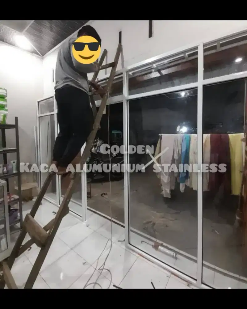 Dinding kaca dan pembatas ruangan