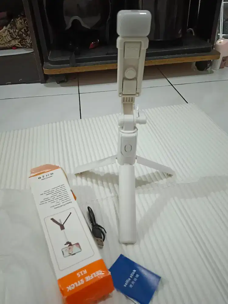 Tongsis Tripod Selfie Stick Remote Camera Bluetooth 4in1+lampu LED