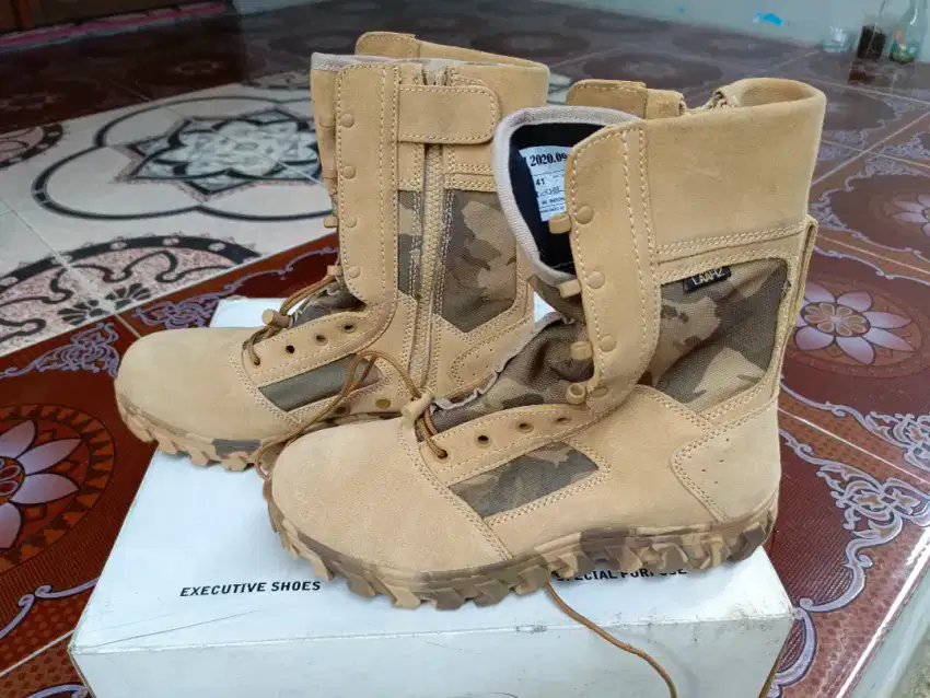 Sepatu tactical Larz