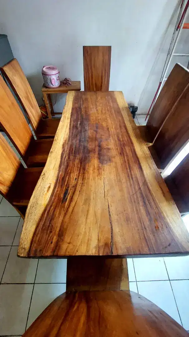 Set meja makan + kursi. Kayu utuh trembesi