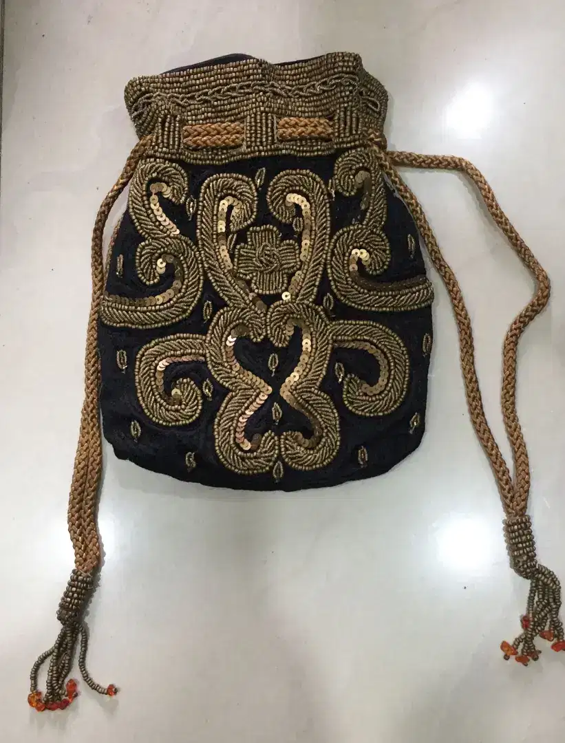 Tas wanita model serut motif Payet