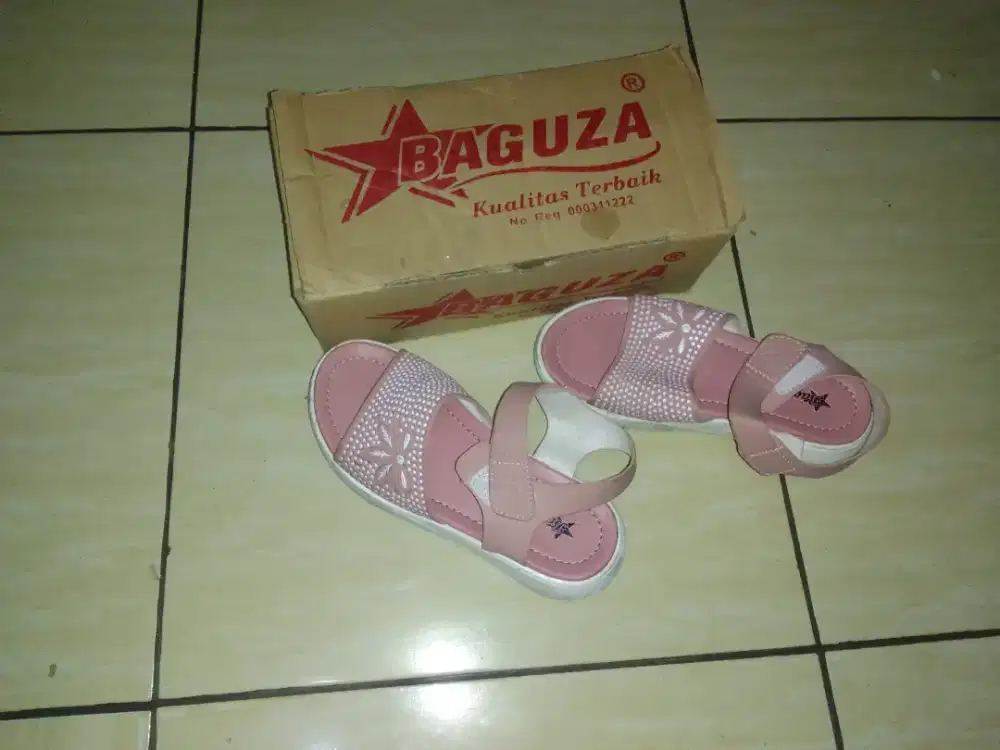 Sepatu senda merk BAGUZA