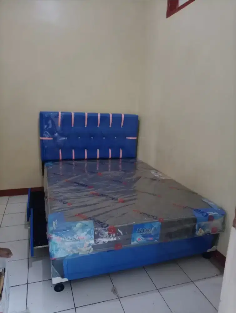 Dipan kayu minimalis bisa pake laci