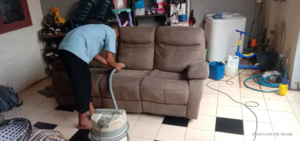 Jasa cuci sofa cuci sepringbed panggilan.