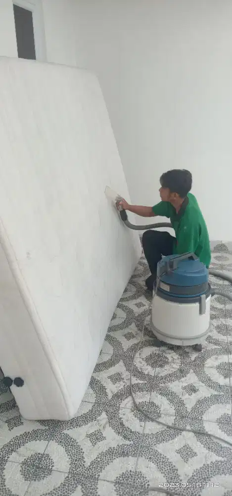 Jasa cuci sepringbed menghilangkan noda dan tungau.