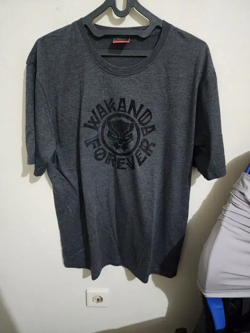 Kaos Marvel Wakanda Forever abu gelap size L