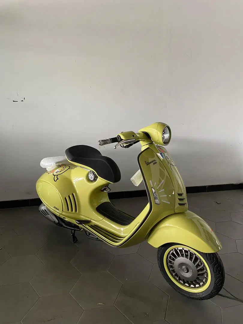 Vespa 946 Lunar Edition Bunny Off