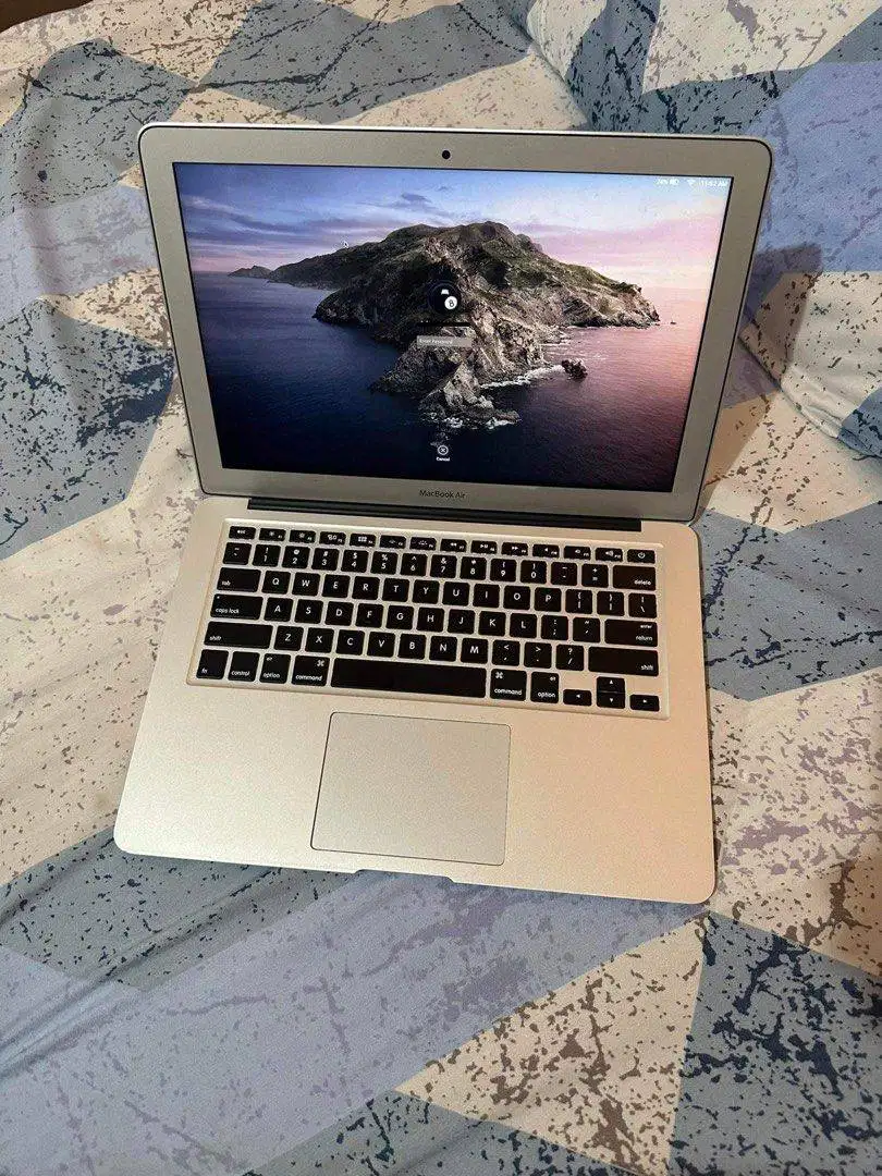 Macbook Air 13 2017 i5 like new