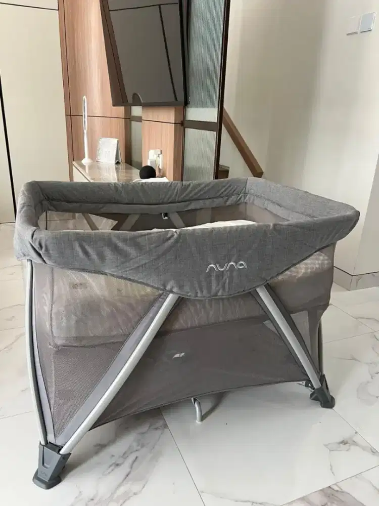 Baby Box Nuna Aire Frost Grey & Bed Merk BabyBee