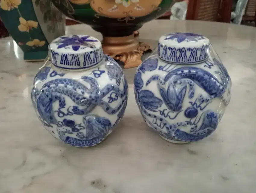 2 Guci Gambar Timbul