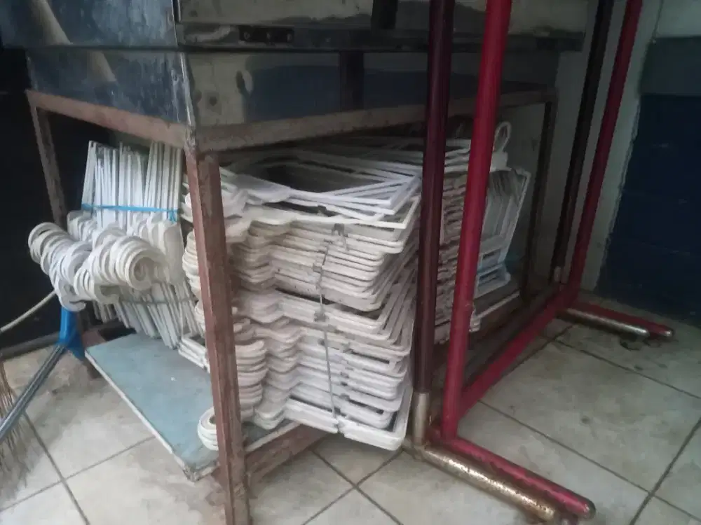 Patung dan hanger baju anak anak.