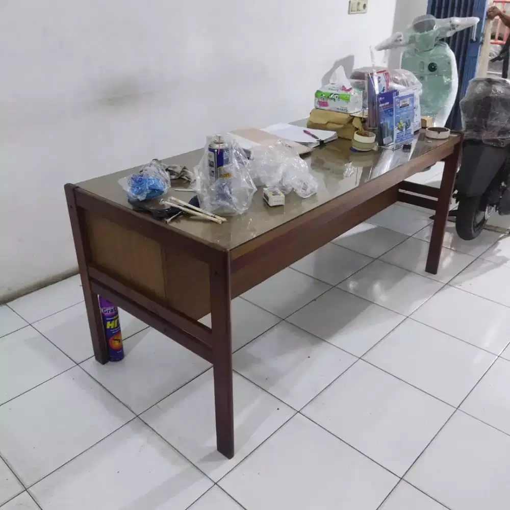 Meja Kokoh dari kayu